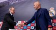 Zinedine Zidane si podává ruku s prezidentem Realu Florentinem Pérezem