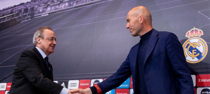 Zinedine Zidane si podává ruku s prezidentem Realu Florentinem Pérezem