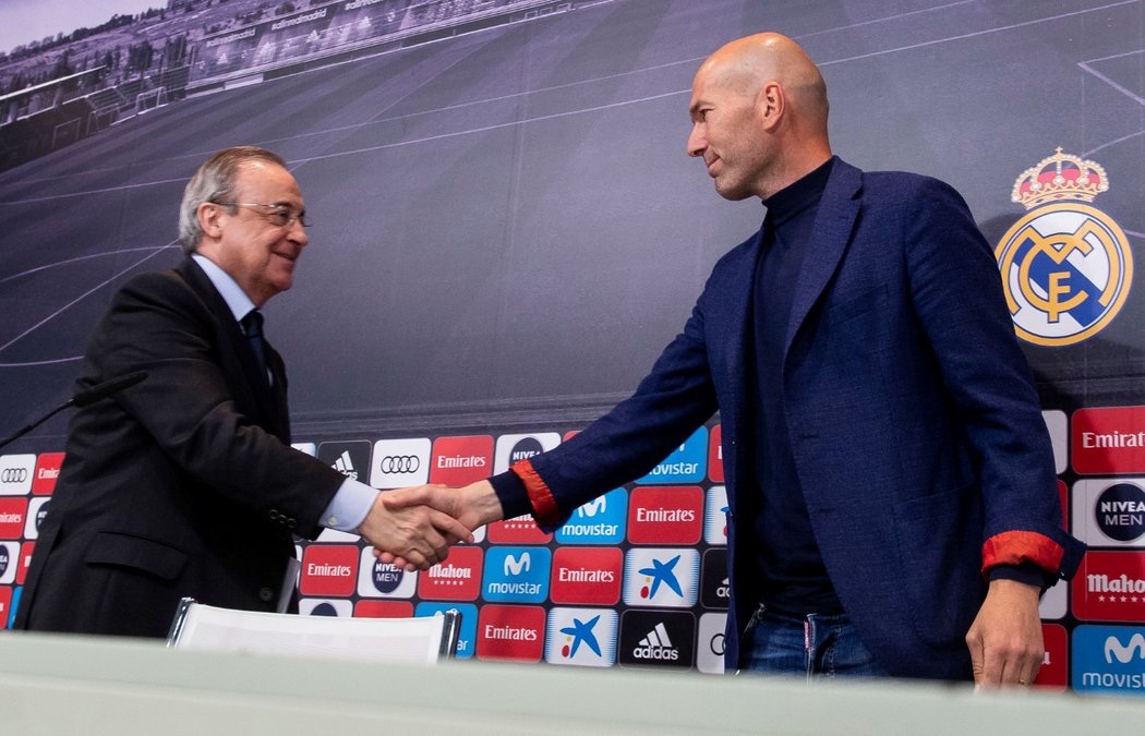 Zinedine Zidane si podává ruku s prezidentem Realu Florentinem Pérezem