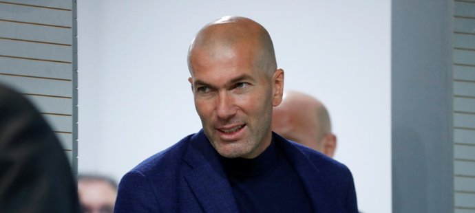 Trenér Zinedine Zidane přichází na tiskovou konferenci, kde oznámil, že končí jako trenér Realu