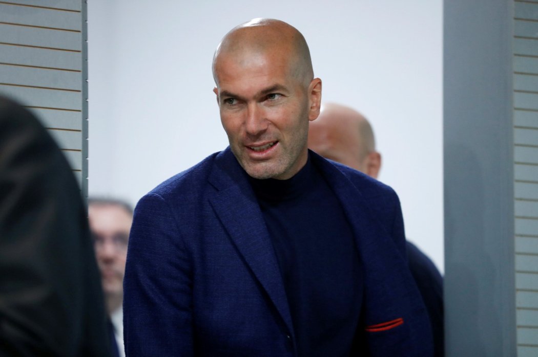 Trenér Zinedine Zidane přichází na tiskovou konferenci, kde oznámil, že končí jako trenér Realu