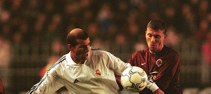 Takhle válel Zinedine Zidane na Letné v legendárním zápase se Spartou v sezoně 2001/02