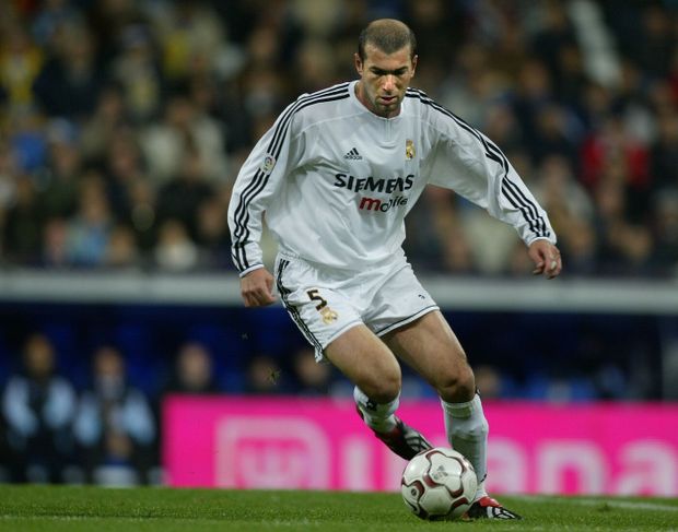 Zinedine Zidane v dresu Realu Madrid Zinedine Zidane v dresu Realu Madrid