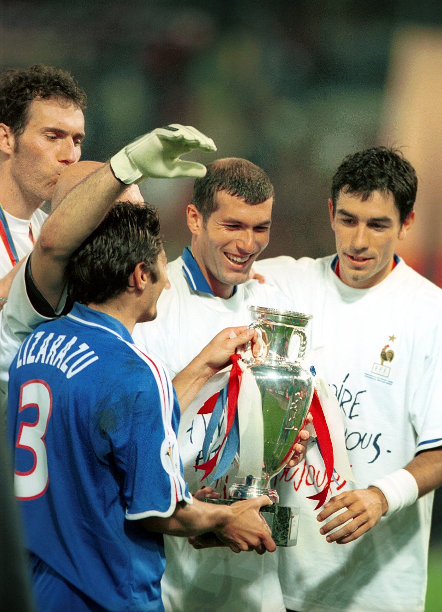 Zinedine Zidane s trofejí pro mistry Evropy v roce 2000