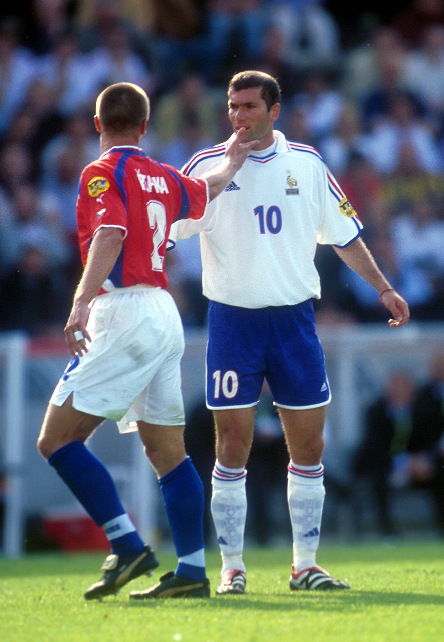 Potkal se i s Tomášem Řepkou. Zinedine Zidane a český bouřlivák se utkali na EURO 2000