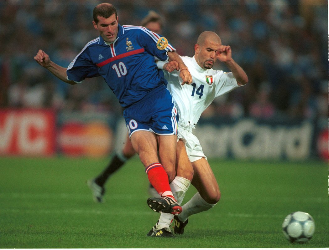 Zinedine Zidane versus Luigi Di Biagio ve finále EURO 2000