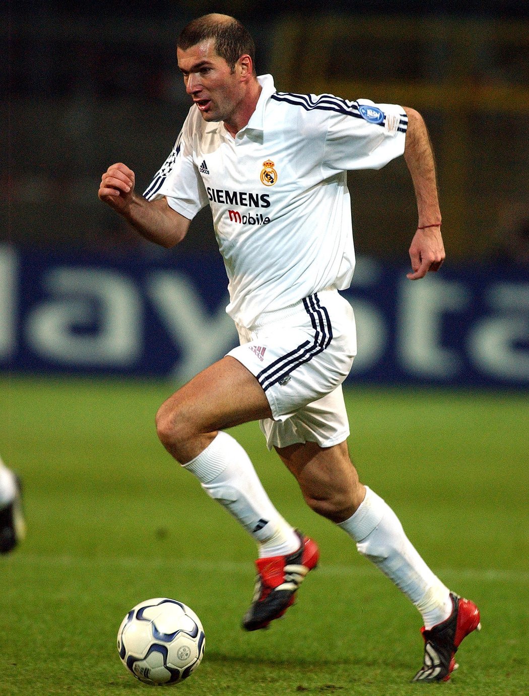 V Realu Madrid strávil Zidane pět sezon a spolu s hvězdnými spoluhráči vytvořil slavné Galácticos
