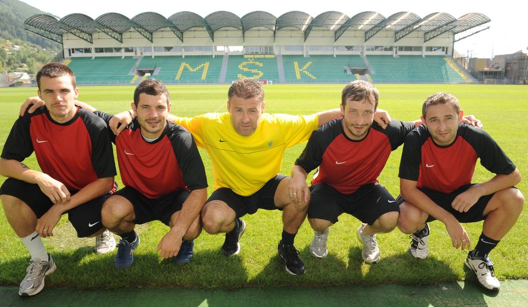 &#34;Odložení na východě&#34; dostávají plat v eurech: zleva Ondřej Šourek, Martin Vyskočil, Pavel Hapal, David Kobylík a Emil Rilke