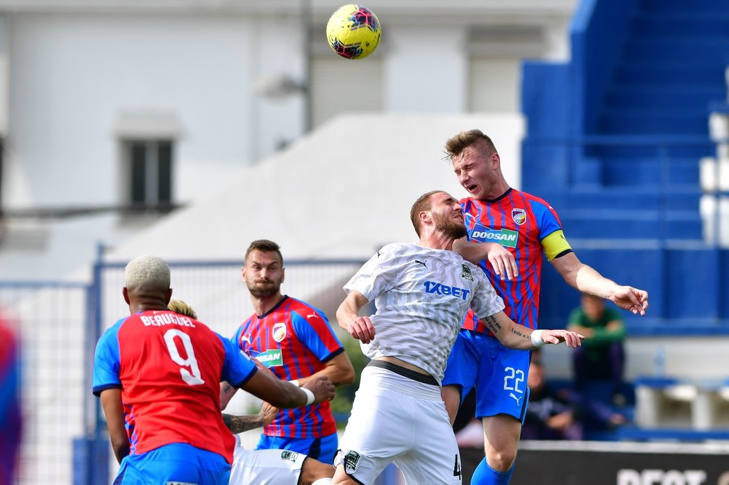 Plzeňský kapitán Jakub Brabec se tlačí k hlavičce v přípravném utkání s Krasnodarem