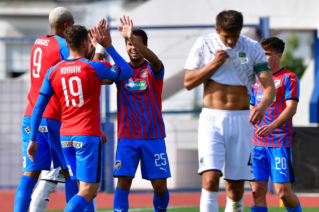 Fotbalisté Plzně se radují po gólu Jana Kovaříka proti Krasnodaru