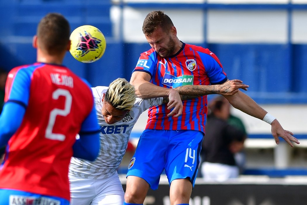 Radim Řezník v hlavičkovém souboji v utkání proti Krasnodaru