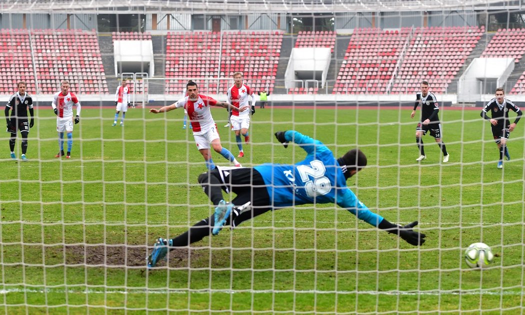 Nicolae Stanciu proměňuje pokutový kop v přípravném zápase Slavie s Českými Budějovicemi