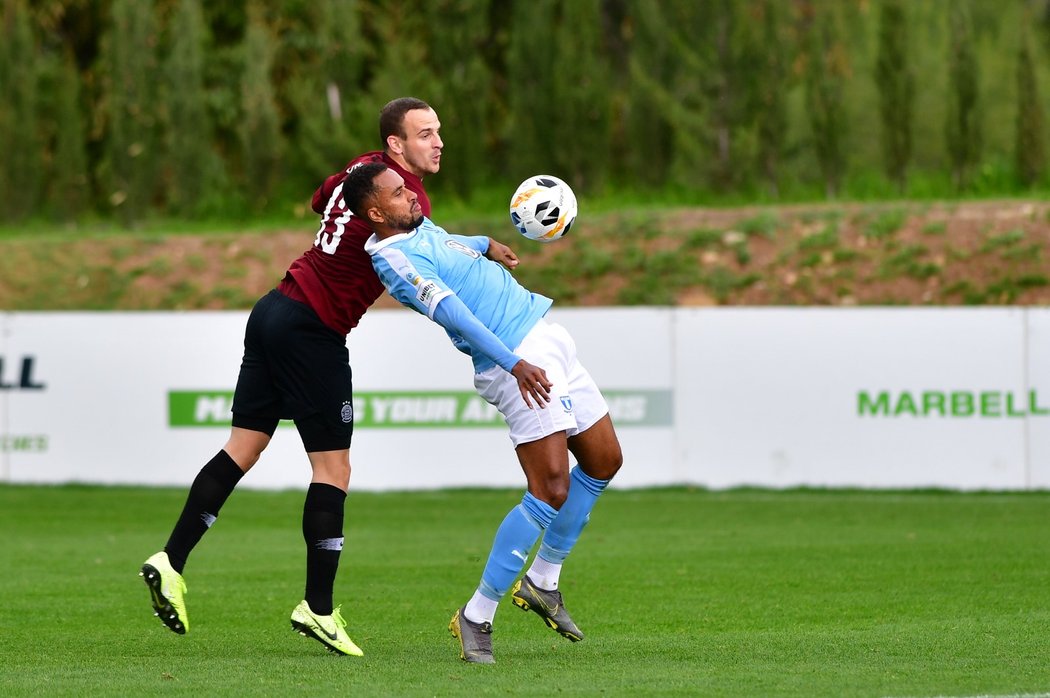 Isaac Kiese Thelin z Malmö si zpracovává hrudí míč v souboji s obráncem Sparty Davidem Lischkou