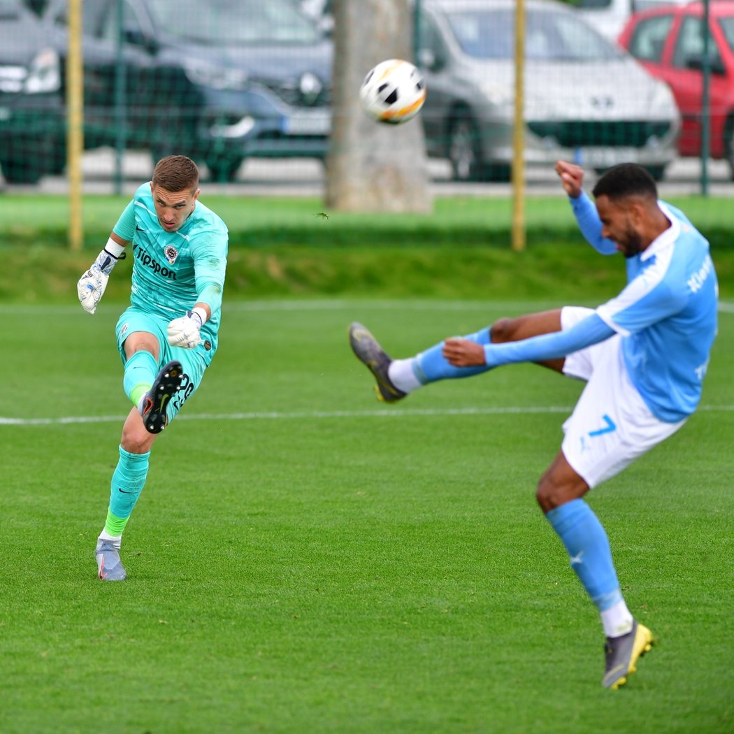 Brankář Sparty Milan Heča odkopává míč před dotírajícím Isaacem Kiesem Thelinem z Malmö