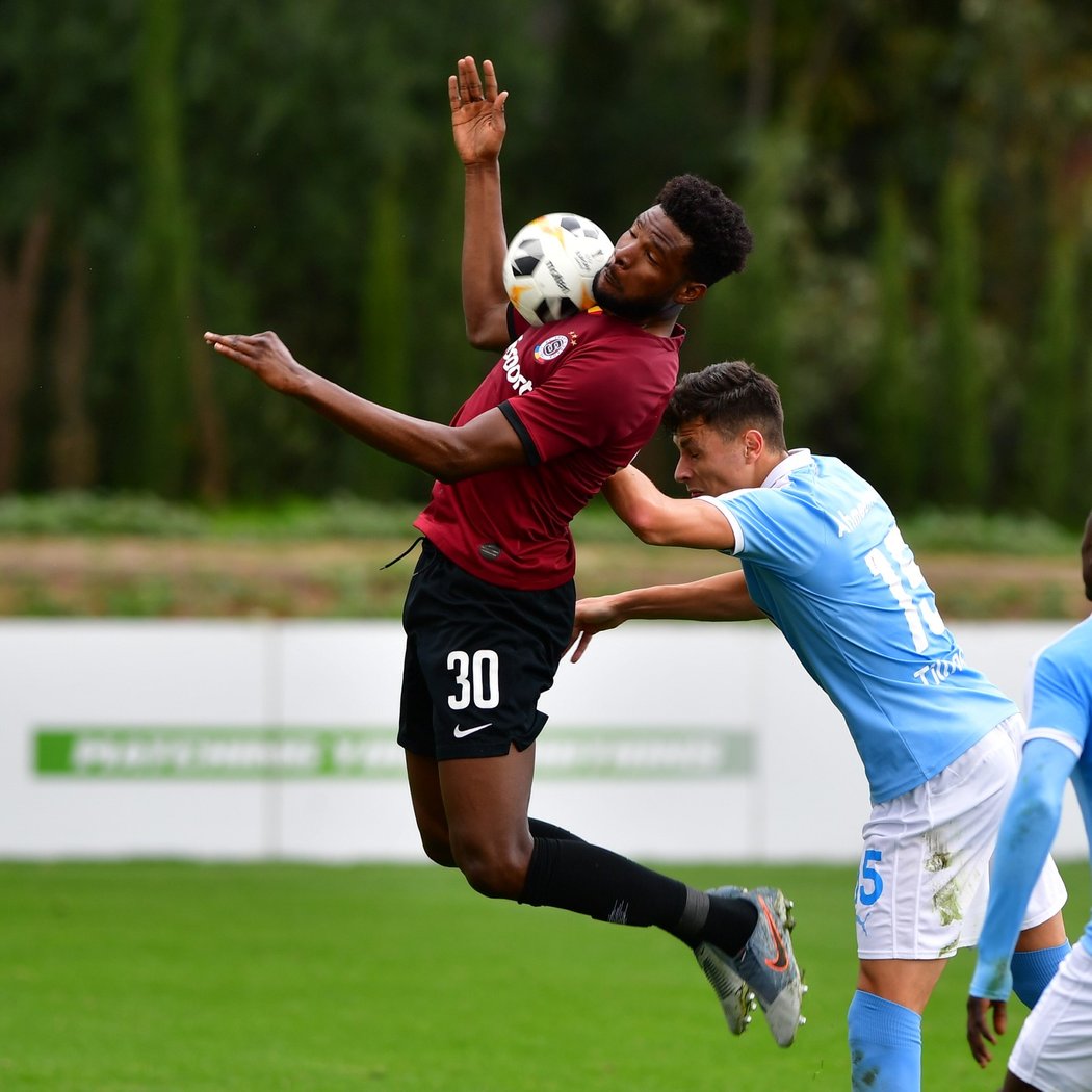 Benjamin Tetteh zpracovává v tísni míč v přípravném duelu se švédským Malmö