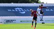 Fotbalisté Sparty Martin Graiciar (6) a Michal Sáček (vpravo) v hlavičkovém souboji se soupeřem z Marbelly