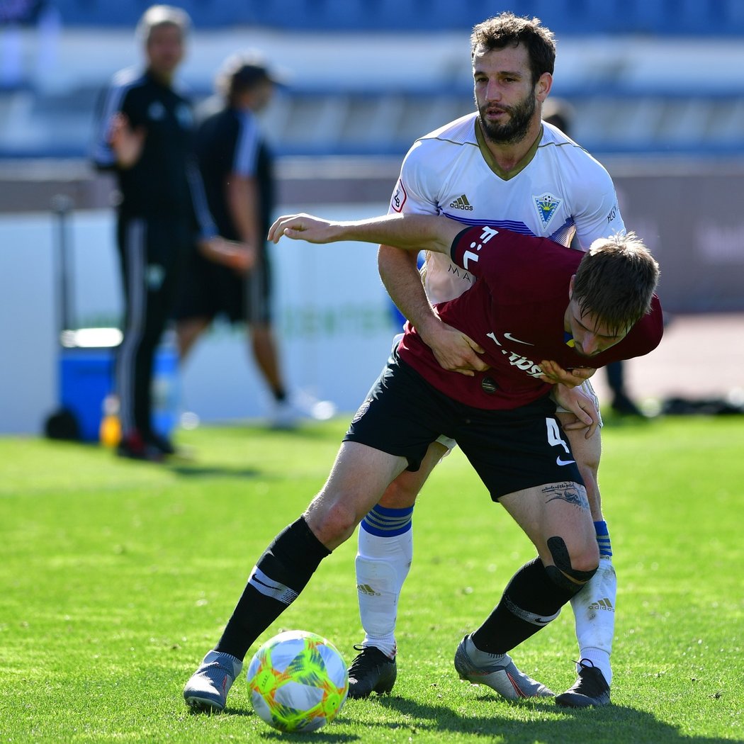 Sparťan Jan Fortelný (v rudém) v souboji se soupeřem z Marbelly