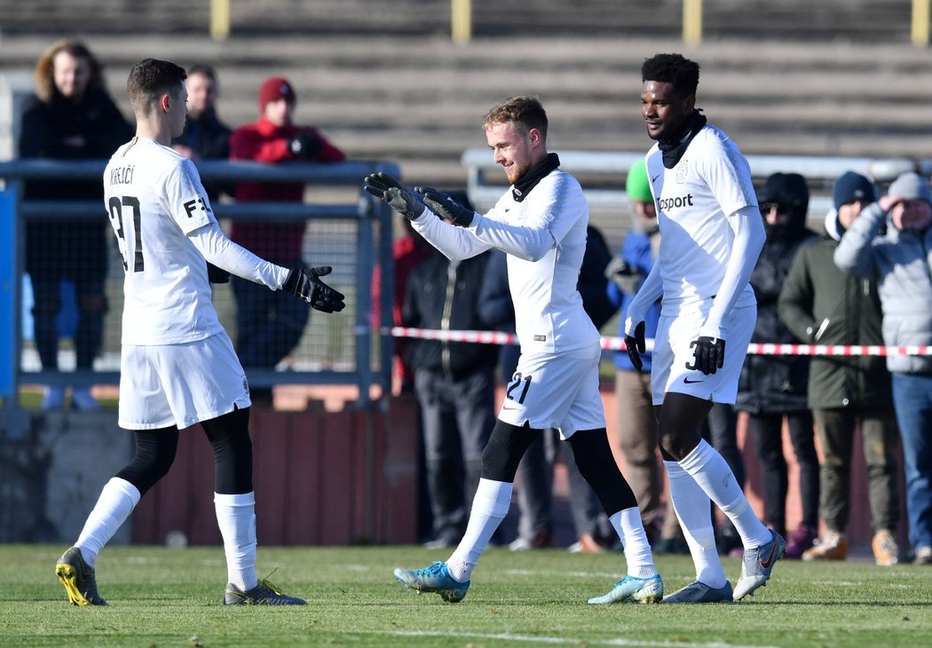 Fotbalisté Sparty oslavují trefu Benjamina Tetteha (vpravo) proti Jihlavě.