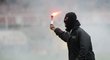Fanoušek budějovických fotbalistů, který v zápase na Žižkově vběhl na hrací plochu se světlicí v ruce