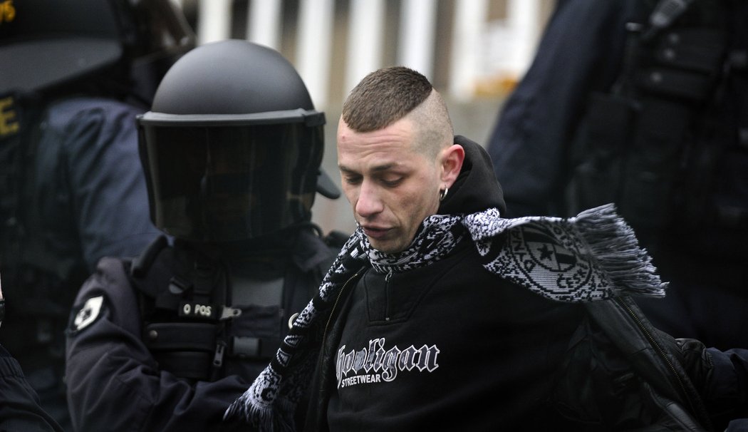 Jeden z fanoušků, které policie vyvedla při zápase Budějovic na Žižkově