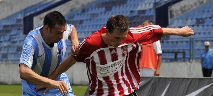 David Folwarczny z Viktorie Žižkov (vpravo) a Samuel Slovák ze Slovanu Bratislava v přípravném fotbalovém utkání.