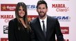 Lionel Messi s manželkou Antonellou Roccuzzo a synem Thiagem na předání Zlaté kopačky pro nejlepšího střelce v Evropě za minulou sezonu