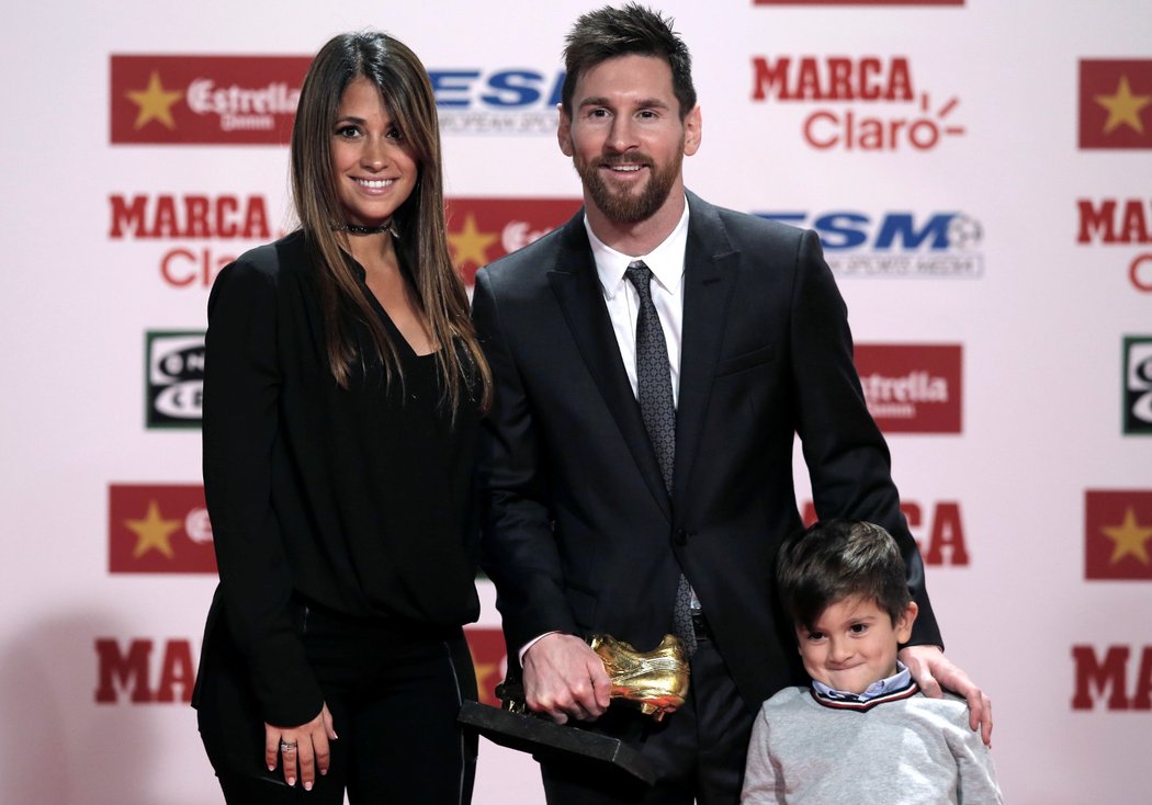 Lionel Messi s manželkou Antonellou Roccuzzo a synem Thiagem na předání Zlaté kopačky pro nejlepšího střelce v Evropě za minulou sezonu