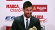 Lionel Messi pózuje se Zlatou kopačkou pro nejlepšího střelce Evropy za sezonu 2016/2017