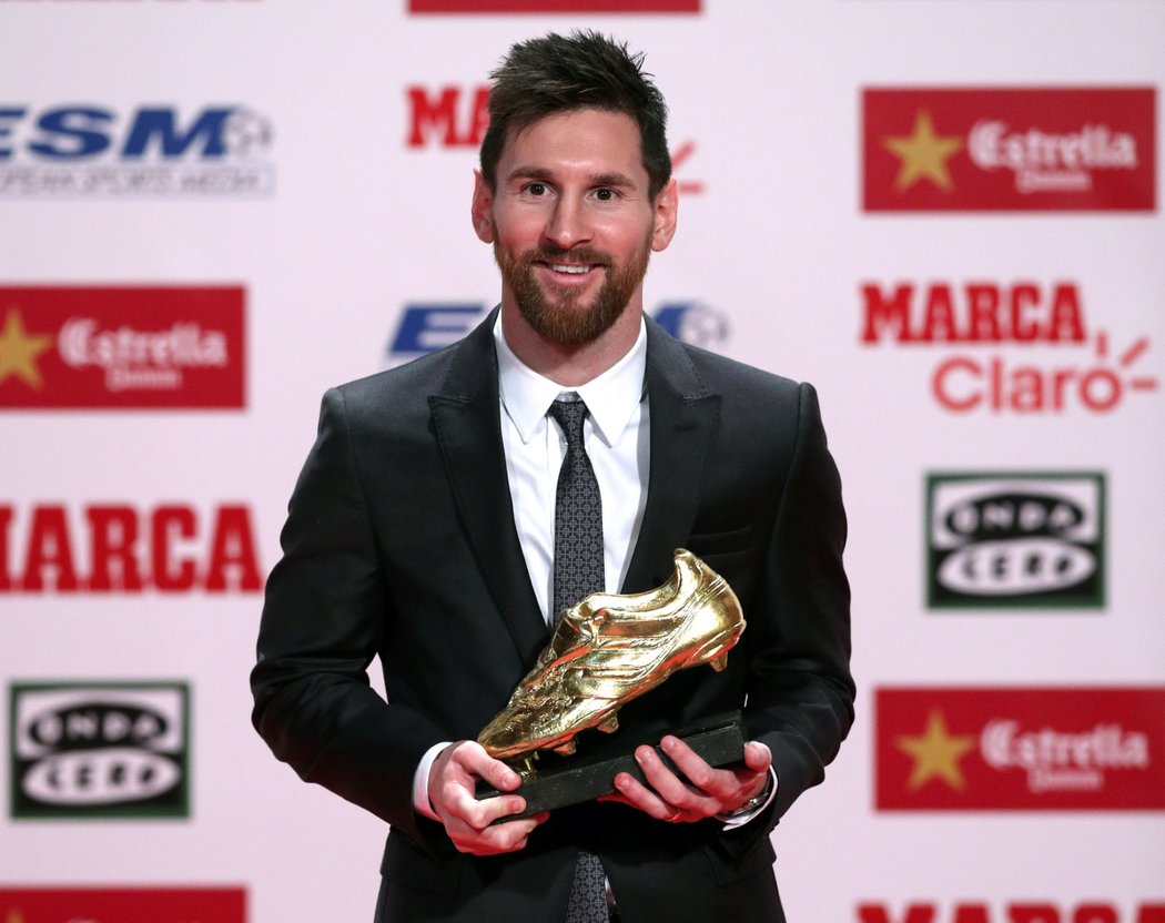 Lionel Messi pózuje se Zlatou kopačkou pro nejlepšího střelce Evropy za sezonu 2016/2017