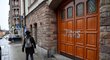 Dveře domu švédského útočníka Zlatana Ibrahimovice, na které naštvaní "fanoušci" napsali Jidáš