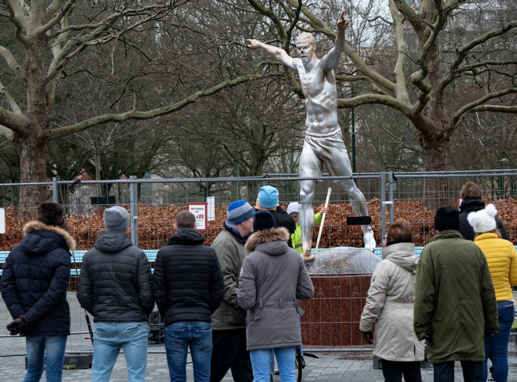 Poničená socha švédské fotbalové legendy Zlatana Ibrahimovice v Malmö