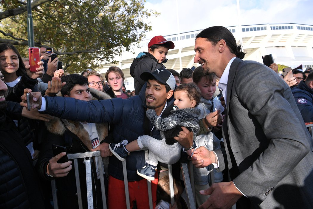 Zlatan Ibrajimovic pózuje s fanoušky před odhalením své sochy