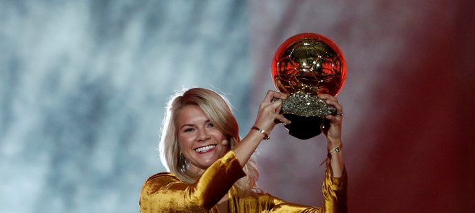 Norská hráčka Lyonu Ada Hegerbergová je první vítězskou Ballon d&#39;Or Féminin