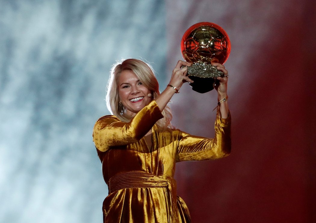 Norská hráčka Lyonu Ada Hegerbergová je první vítězskou Ballon d&#39;Or Féminin