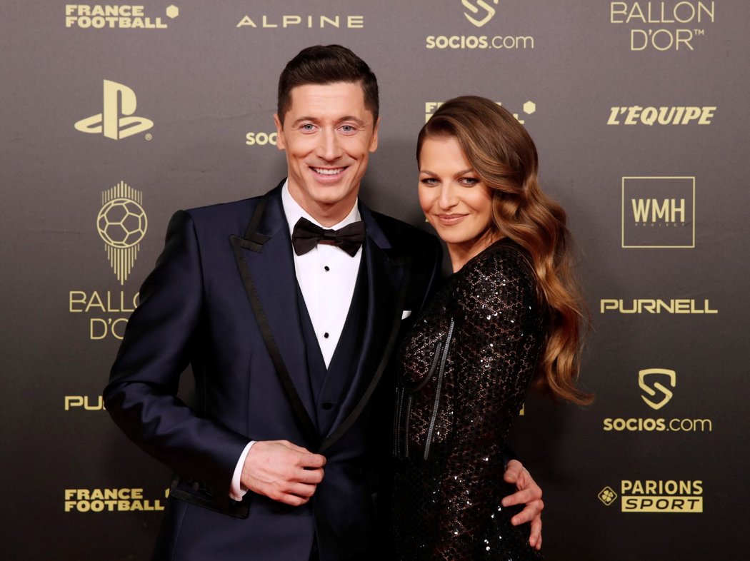 Útočník Bayernu Mnichov Robert Lewandowski dorazil na vyhlášení Zlatého míče s manželkou Annou.