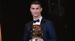 Portugalský útočník Cristiano Ronaldo se Zlatým míčem pro nejlepšího fotbalistu roku 2017