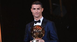 Zlatý míč pro Ronalda! Hvězda Realu pátým triumfem dohnala Messiho