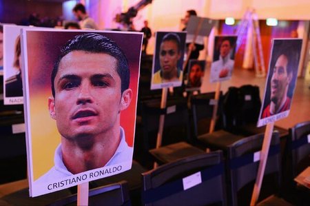 Cristiano Ronaldo a Lionel Messi. Na slavnostním předávání Zlatého míče je bude od sebe dělit jen jedno sedadlo