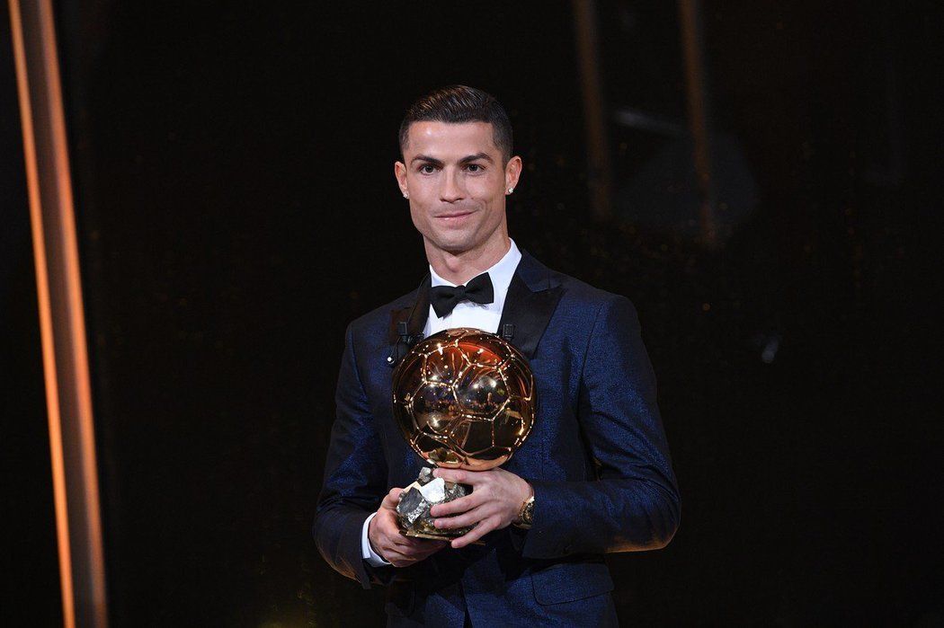 Portugalský útočník Cristiano Ronaldo se Zlatým míčem pro nejlepšího fotbalistu roku 2017