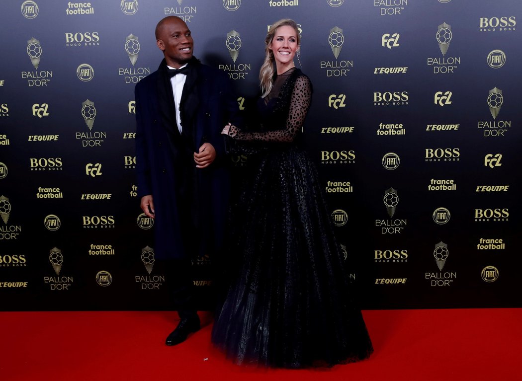 Legendární útočník Didier Drogba a moderátorka večera Sandy Heribertová při příchodu na vyhlášení Zlatého míče