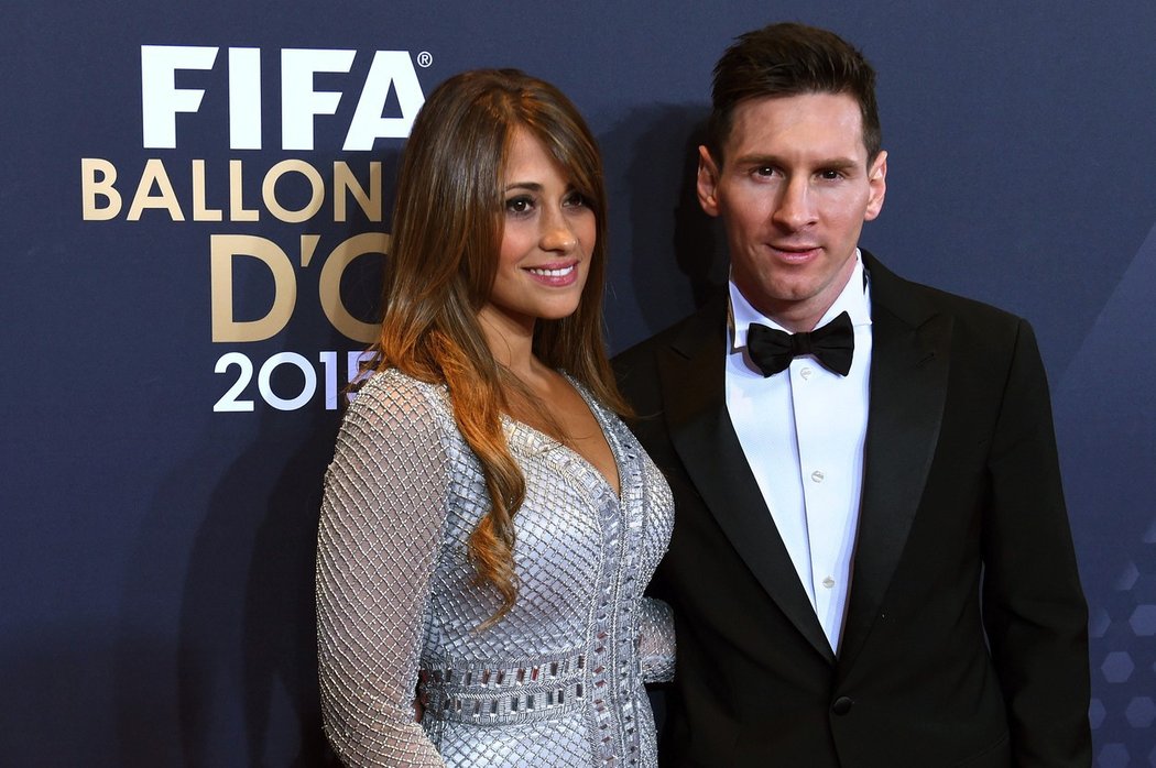 Lionel Messi na předávání Zlatého míče s přítelkyní Antonellou Roccuzzo