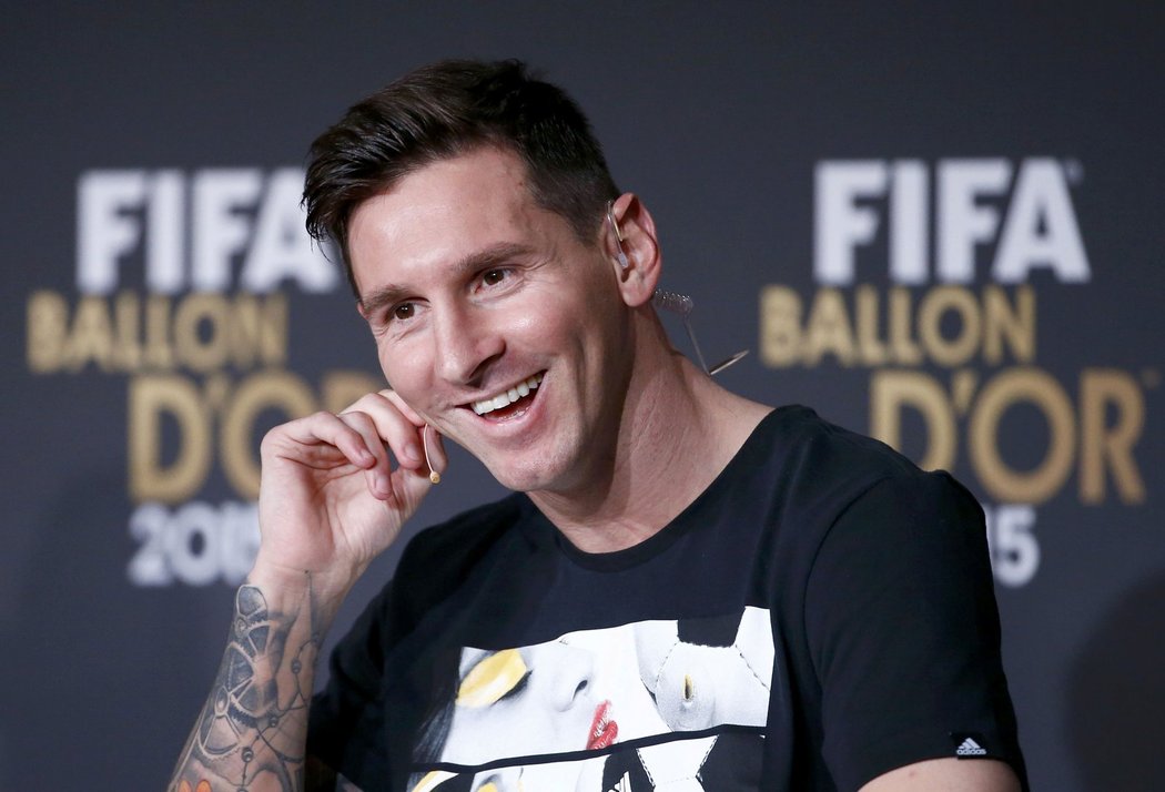 Dobře naladěný Lionel Messi na tiskové konferenci před vyhlášením ankety Zlatý míč