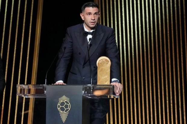 Emiliano Martínez s Jašinovou trofejí pro nejlepšího brankáře Emiliano Martínez s Jašinovou trofejí pro nejlepšího brankáře