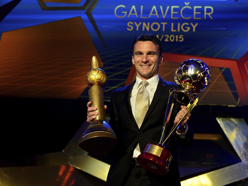 David Lafata s trofejemi pro vítěze Zlatého míče a pro nejlepšího střelce Synot ligy