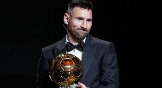 Messi má opět Zlatý míč! Moderátor Drogba mírnil bučení na jeho parťáka