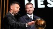 Lionel Messi přebírá svůj osmý Zlatý míč z rukou Davida Beckhama