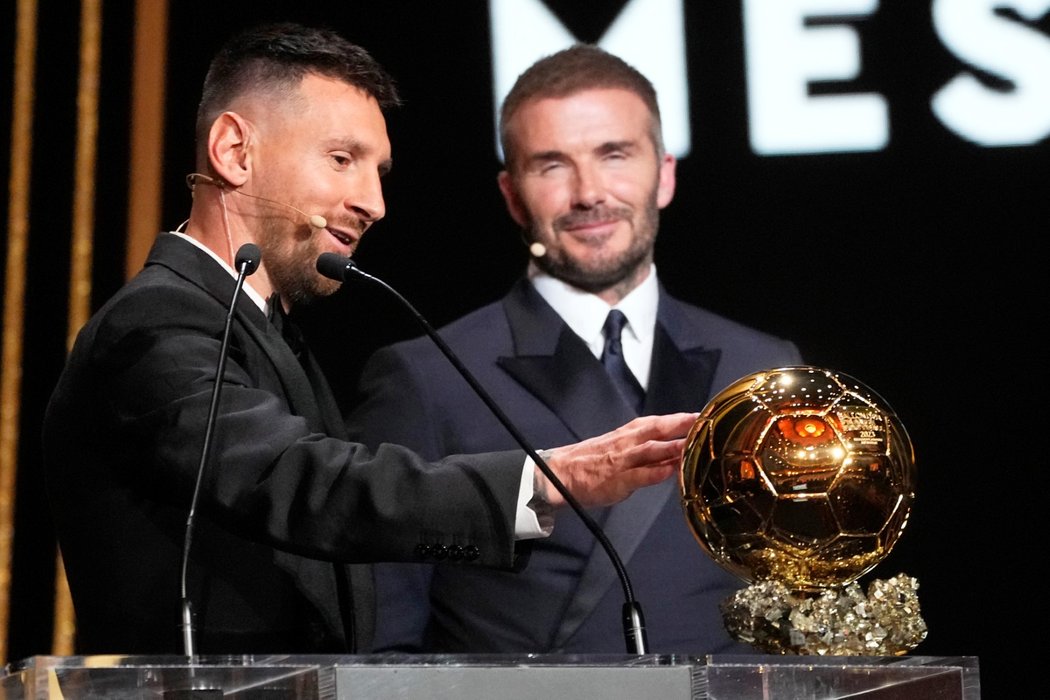 Lionel Messi přebírá svůj osmý Zlatý míč z rukou Davida Beckhama
