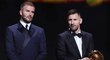 Lionel Messi a David Beckham sdílí moment při předání Zlatého míče do rukou argentinského fotbalisty