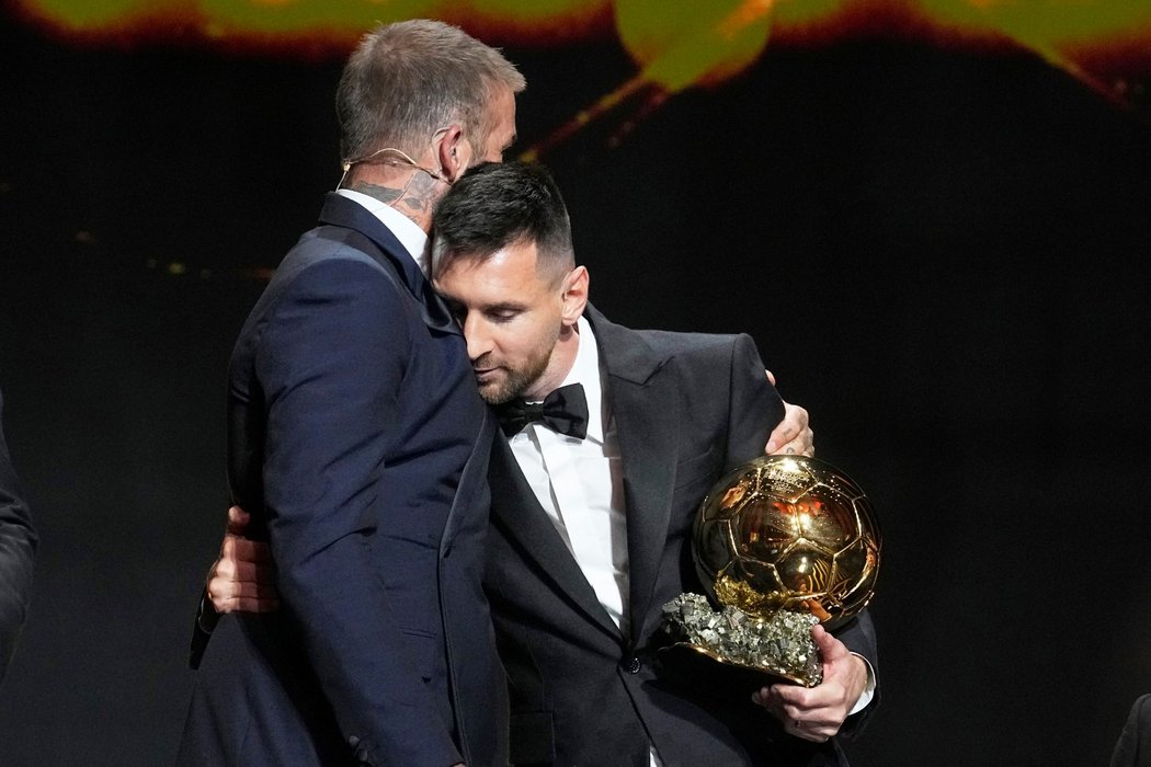 Lionel Messi a David Beckham, dvě současné tváře klubu Inter Miami, při předávání Zlatého míče za rok 2023