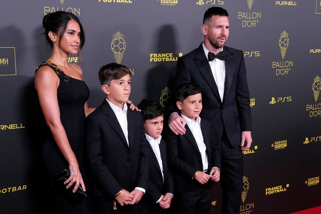 Lionel Messi převzal zlatý míč v doprovodu rodiny. Jeho synové se ovšem tolik nebavili.